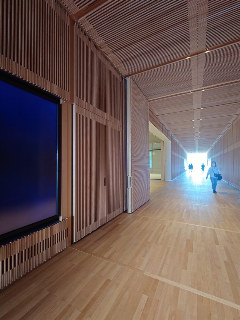 富山県美術館　木材と光が美しい廊下