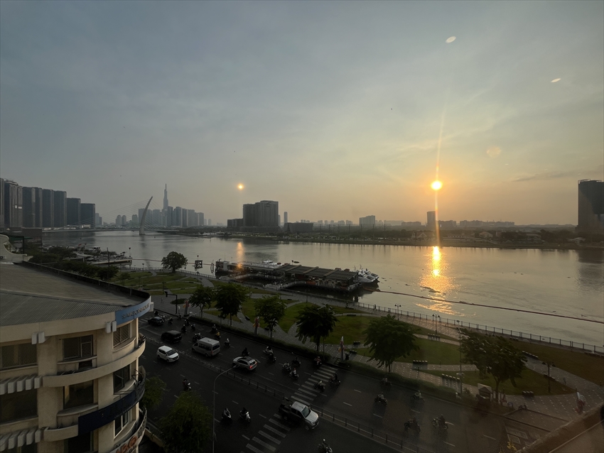 ホテル5階の朝食会場から見えるサイゴン川と昇り始めたばかりの朝日