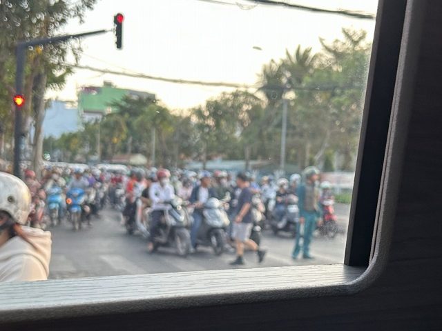 ベトナムの都市にはバイクがたくさん