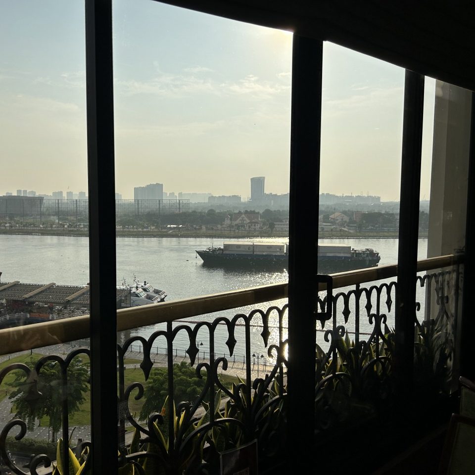 朝食ビュッフェ会場からの眺め
サイゴン川を望む