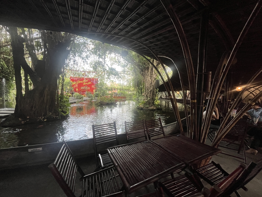 Wind & Water Cafe
設計は、「ベトナムで最も有名な建築家」と言われる、ヴォ・チョン・ギア氏設計
水面を眺めながらゆっくり休憩できる空間も、とても良かったです。