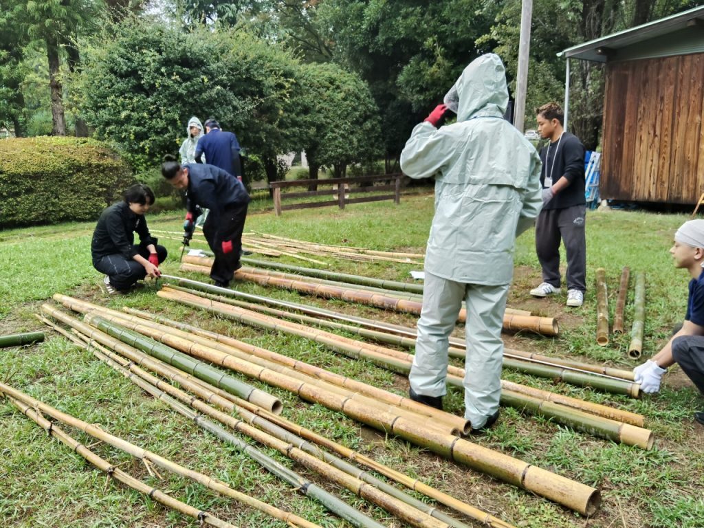 雨の中　竹に穴あけ